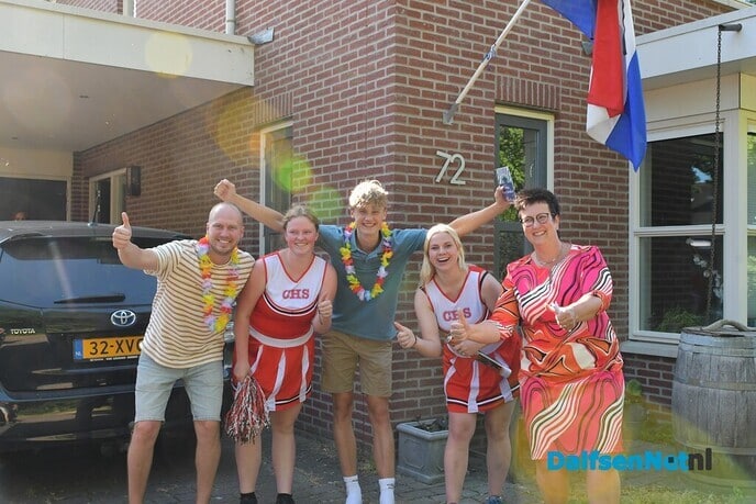 Geslaagden-karavaan verrast geslaagde jongeren - Foto: Johan Bokma