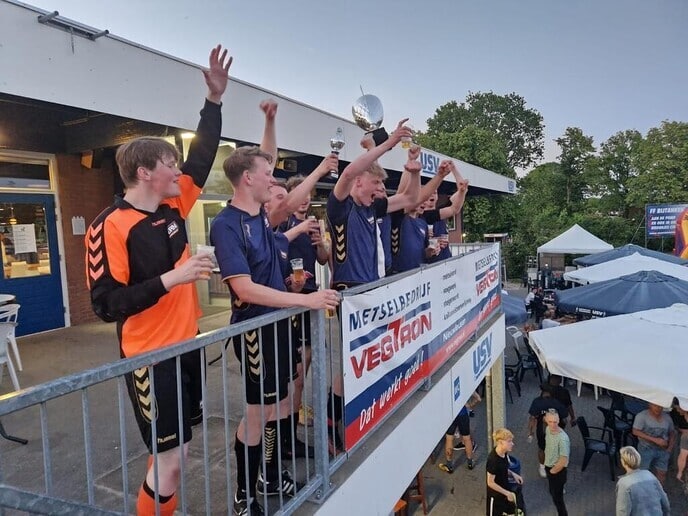 Die Mannschaft winnaar Combitoernooi - Foto: Ingezonden foto