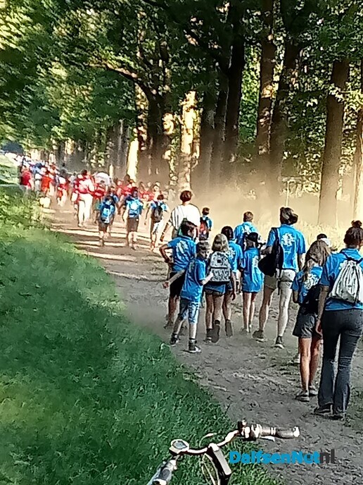 Stofhappende wandelaars, gezellig - Foto: Wim