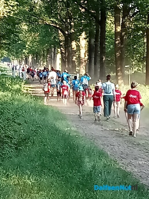 Stofhappende wandelaars, gezellig - Foto: Wim