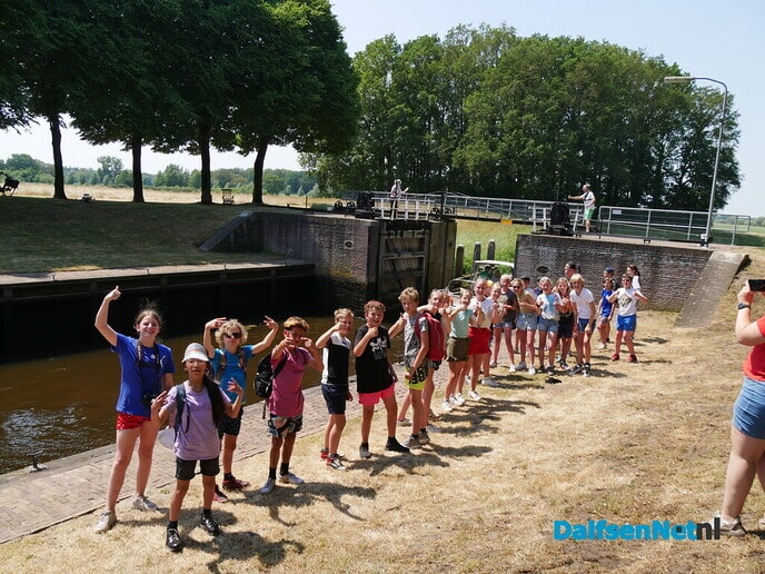 Jannie en André van Duin varen terug voor groep 8 op kamp - Foto: Ingezonden foto