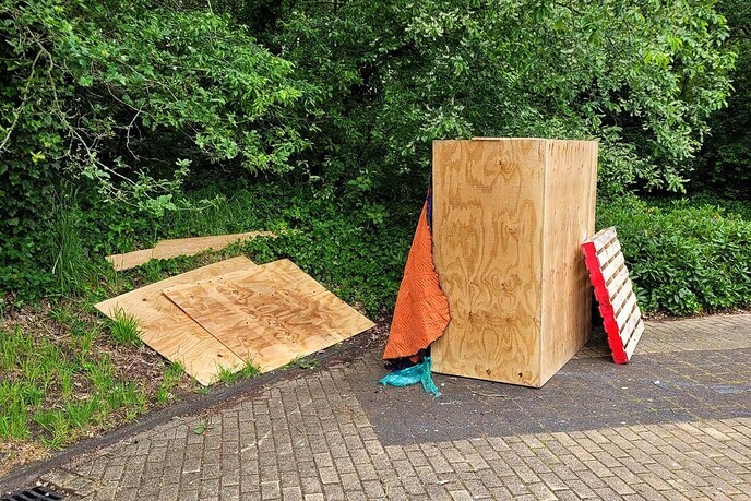 Illegale stort op parkeerplaats begraafplaats Welsum - Foto: Eigen geleverde foto