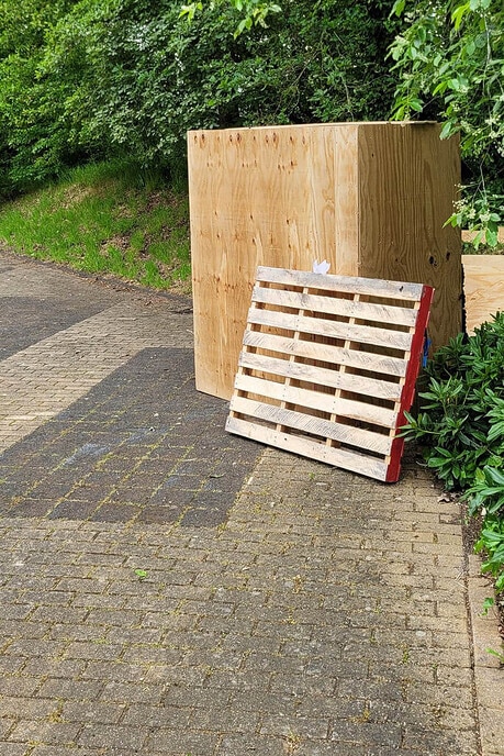 Illegale stort op parkeerplaats begraafplaats Welsum - Foto: Eigen geleverde foto