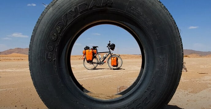 Per fiets door het extreme Marokkaanse woestijnlandschap