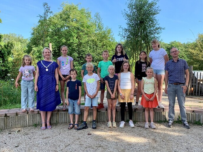 Burgemeestersduo bezoekt groene schoolpleinen - Foto: Gemeente Dalfsen