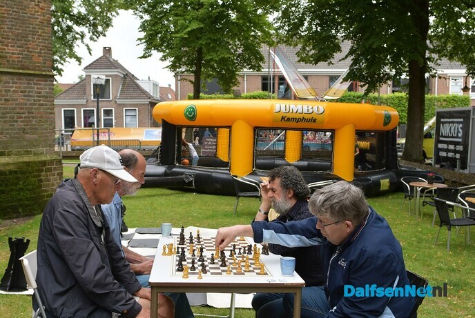 Schaken op de eerste Blauwe bogen dag! - Foto: Johan Bokma