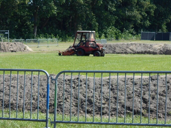 Met man en macht an de gang