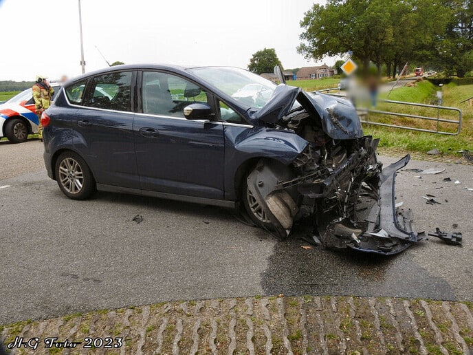 Busje en personenauto botsen op de kruising Dalmsholterweg – Langsweg