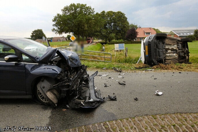 Busje en personenauto botsen op de kruising Dalmsholterweg – Langsweg