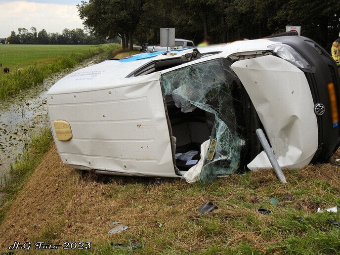 Busje en personenauto botsen op de kruising Dalmsholterweg – Langsweg
