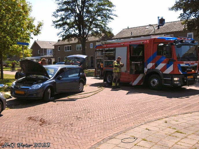 Personenauto vat vlam op de hoek Terculenstraat / Nieuwe uitleg.
