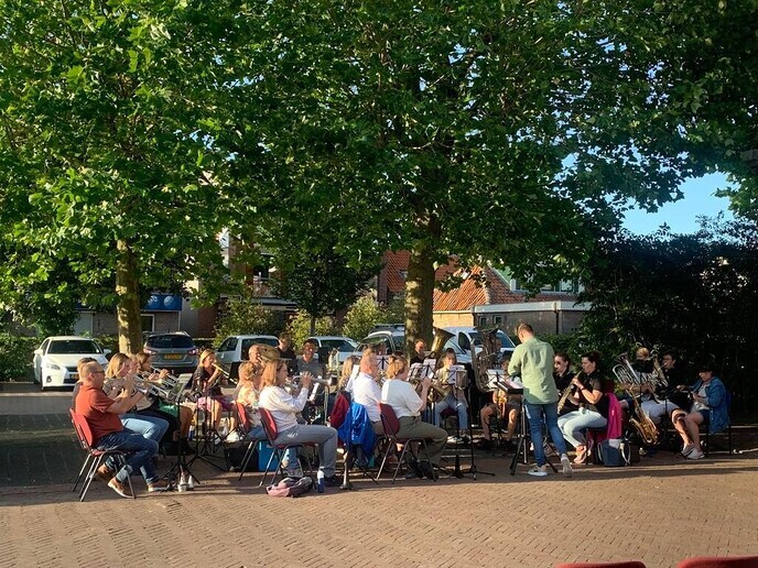 Muziek en twirl tijdens De Blauwe Bogen dag - Foto: Ingezonden foto