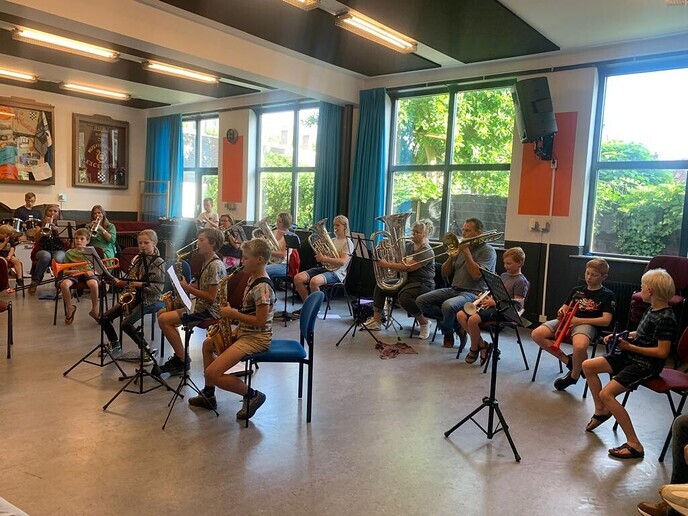 Muziek en twirl tijdens De Blauwe Bogen dag - Foto: Ingezonden foto