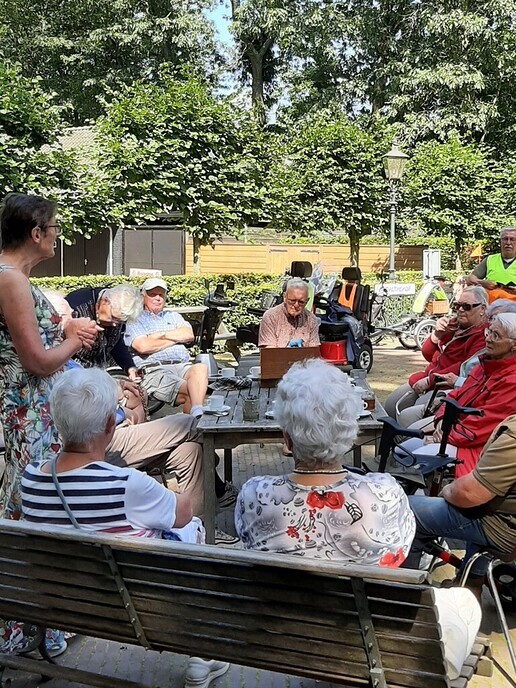 Scootmobilers naar Nieuwleusen - Foto: Ingezonden foto