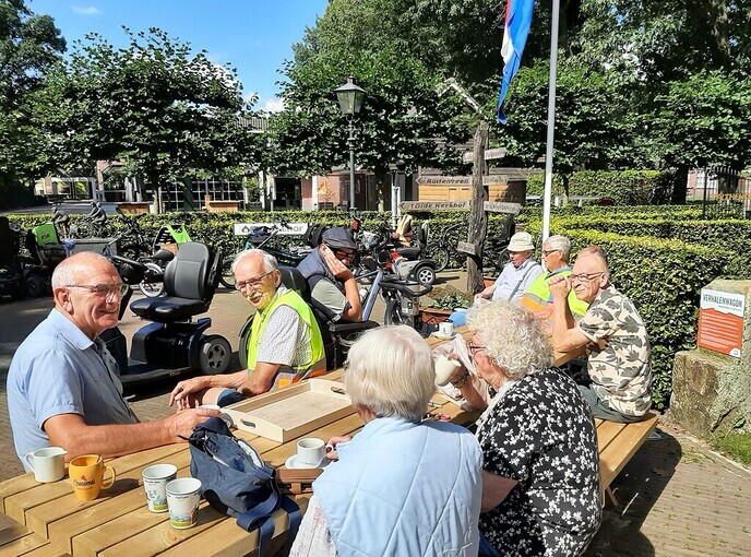 Scootmobilers naar Nieuwleusen - Foto: Ingezonden foto