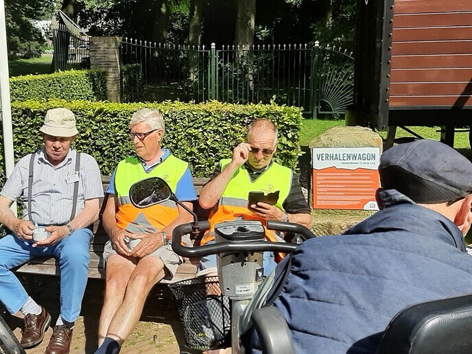 Scootmobilers naar Nieuwleusen - Foto: Ingezonden foto