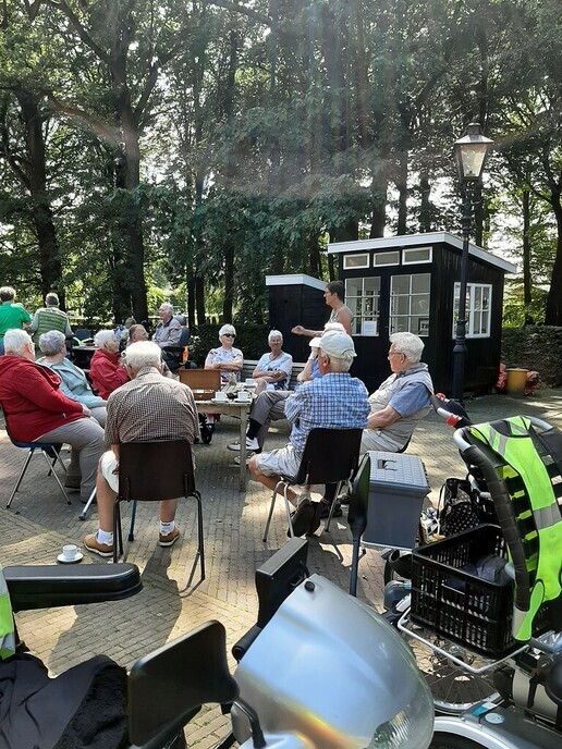 Scootmobilers naar Nieuwleusen - Foto: Ingezonden foto