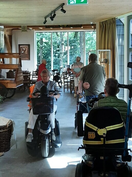 Scootmobilers naar Nieuwleusen - Foto: Ingezonden foto