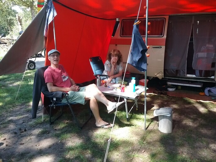 Authentiek Busje op nostalgische camping - Foto: Ingezonden foto