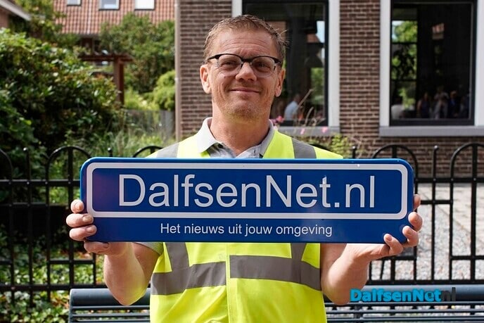 Foto’s met bordje DalfsenNet tijdens vierde Blauwe Bogendag - Foto: Paul Scholten