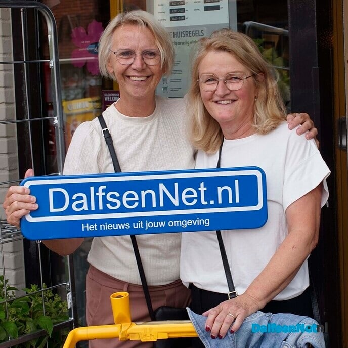 Foto’s met bordje DalfsenNet tijdens derde Blauwe Bogendag (deel 1) - Foto: Paul Scholten