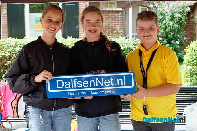 Foto’s met bordje DalfsenNet tijdens vierde Blauwe Bogendag - Foto: Paul Scholten
