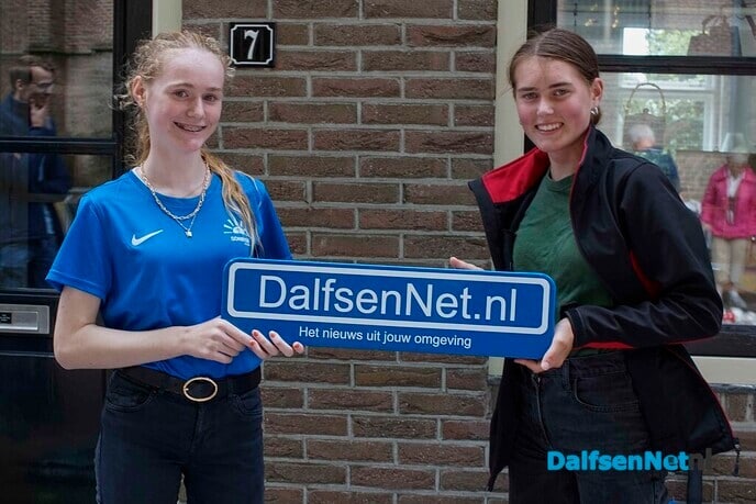 Foto’s met bordje DalfsenNet tijdens vierde Blauwe Bogendag - Foto: Paul Scholten