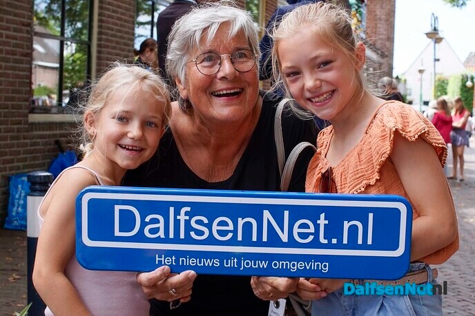 Foto’s met bordje DalfsenNet tijdens vierde Blauwe Bogendag - Foto: Paul Scholten