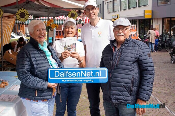 Foto’s met bordje DalfsenNet tijdens derde Blauwe Bogendag (deel 1) - Foto: Paul Scholten