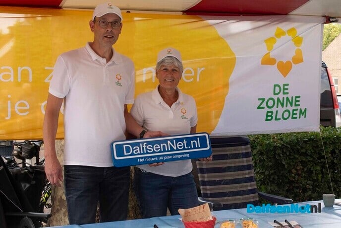 Foto’s met bordje DalfsenNet tijdens derde Blauwe Bogendag (deel 1) - Foto: Paul Scholten
