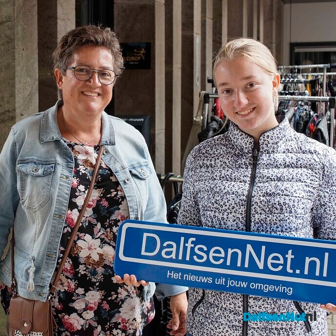 Foto’s met bordje DalfsenNet tijdens vierde Blauwe Bogendag - Foto: Paul Scholten
