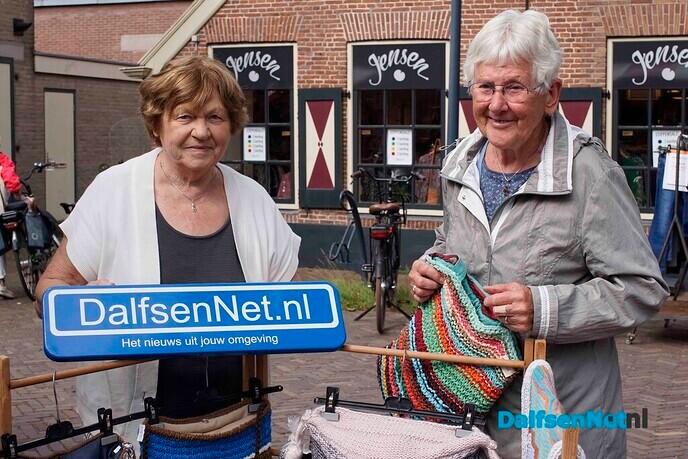 Foto’s met bordje DalfsenNet tijdens derde Blauwe Bogendag (deel 1) - Foto: Paul Scholten