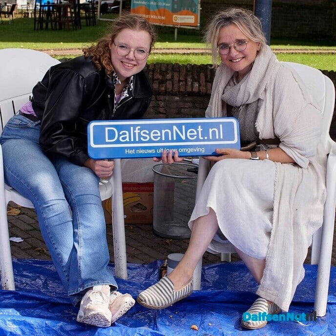 Foto’s met bordje DalfsenNet tijdens vierde Blauwe Bogendag - Foto: Paul Scholten