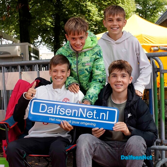 Foto’s met bordje DalfsenNet tijdens vierde Blauwe Bogendag - Foto: Paul Scholten