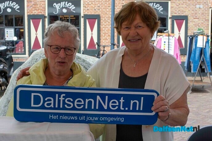 Foto’s met bordje DalfsenNet tijdens derde Blauwe Bogendag (deel 1) - Foto: Paul Scholten
