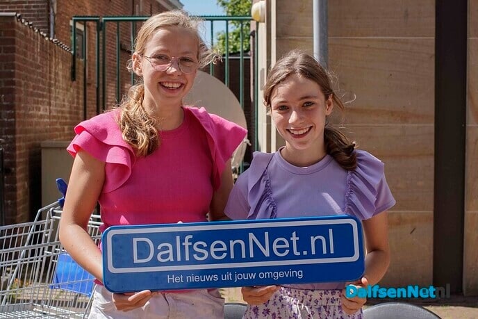 Foto’s met bordje DalfsenNet tijdens vierde Blauwe Bogendag - Foto: Paul Scholten