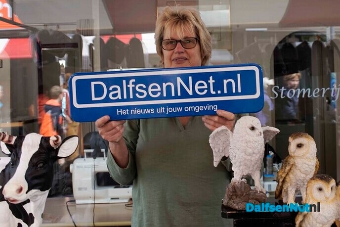 Foto’s met bordje DalfsenNet tijdens derde Blauwe Bogendag (deel 1) - Foto: Paul Scholten