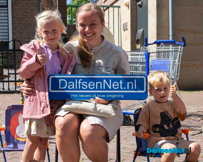 Foto’s met bordje DalfsenNet tijdens vierde Blauwe Bogendag - Foto: Paul Scholten