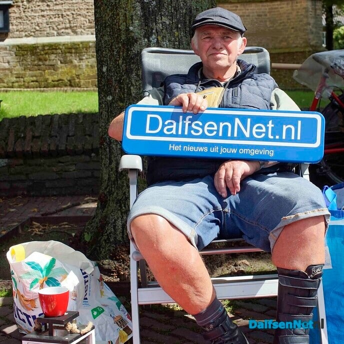 Foto’s met bordje DalfsenNet tijdens vierde Blauwe Bogendag - Foto: Paul Scholten
