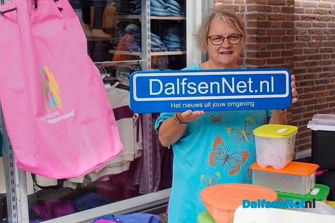 Foto’s met bordje DalfsenNet tijdens derde Blauwe Bogendag (deel 1) - Foto: Paul Scholten