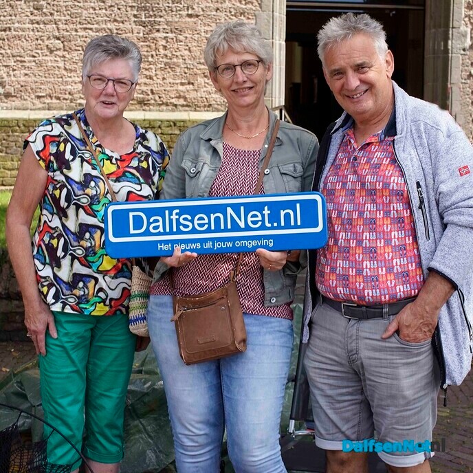 Foto’s met bordje DalfsenNet tijdens vierde Blauwe Bogendag - Foto: Paul Scholten