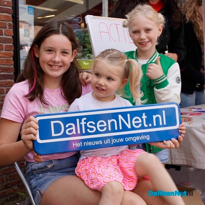 Foto’s met bordje DalfsenNet tijdens derde Blauwe Bogendag (deel 1) - Foto: Paul Scholten