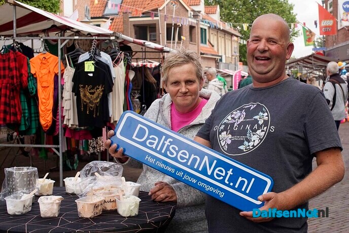 Foto’s met bordje DalfsenNet tijdens derde Blauwe Bogendag (deel 1) - Foto: Paul Scholten