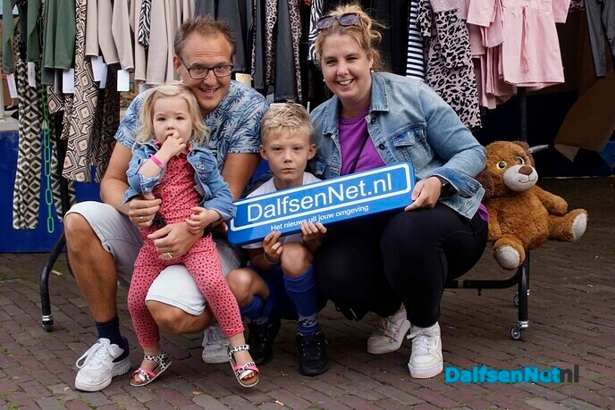 Foto’s met bordje DalfsenNet tijdens derde Blauwe Bogendag (deel 1) - Foto: Paul Scholten