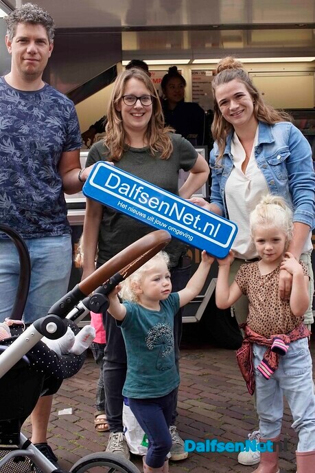 Foto’s met bordje DalfsenNet tijdens derde Blauwe Bogendag (deel 1) - Foto: Paul Scholten