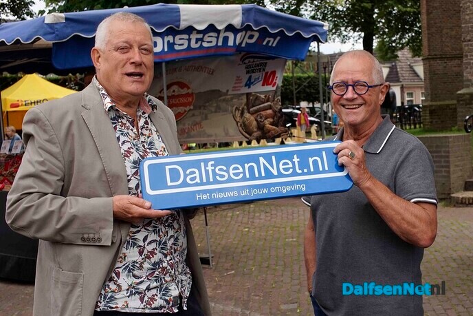 Foto’s met bordje DalfsenNet tijdens derde Blauwe Bogendag (deel 1) - Foto: Paul Scholten