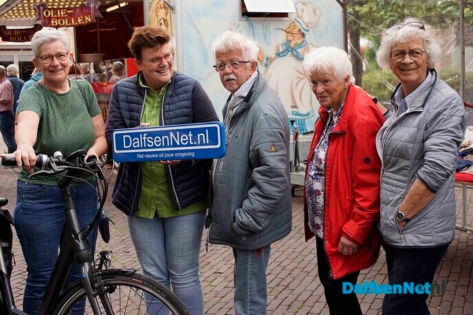 Foto’s met bordje DalfsenNet tijdens derde Blauwe Bogendag (deel 1) - Foto: Paul Scholten