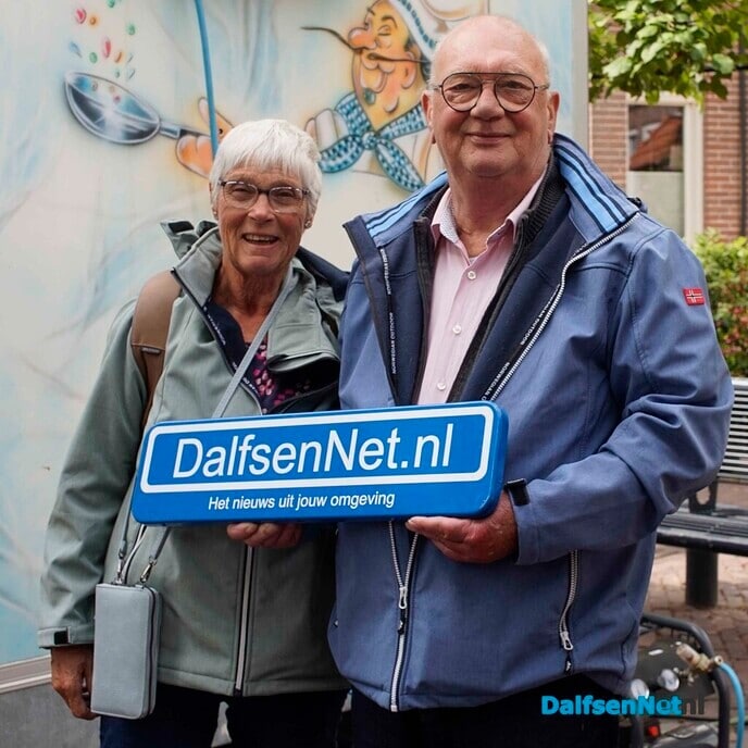 Foto’s met bordje DalfsenNet tijdens derde Blauwe Bogendag (deel 1) - Foto: Paul Scholten