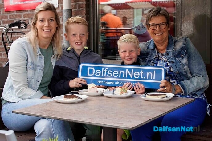 Foto’s met bordje DalfsenNet tijdens derde Blauwe Bogendag (deel 2) - Foto: Paul Scholten