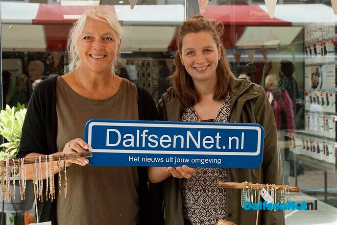Foto’s met bordje DalfsenNet tijdens derde Blauwe Bogendag (deel 2) - Foto: Paul Scholten
